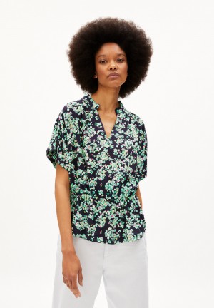 ARMEDANGELS STAACY DITSY FLORAL Blouse Relaxed Fit made of LENZING™ ECOVERO™ Viscose Night Sky | AMHYSZ-029